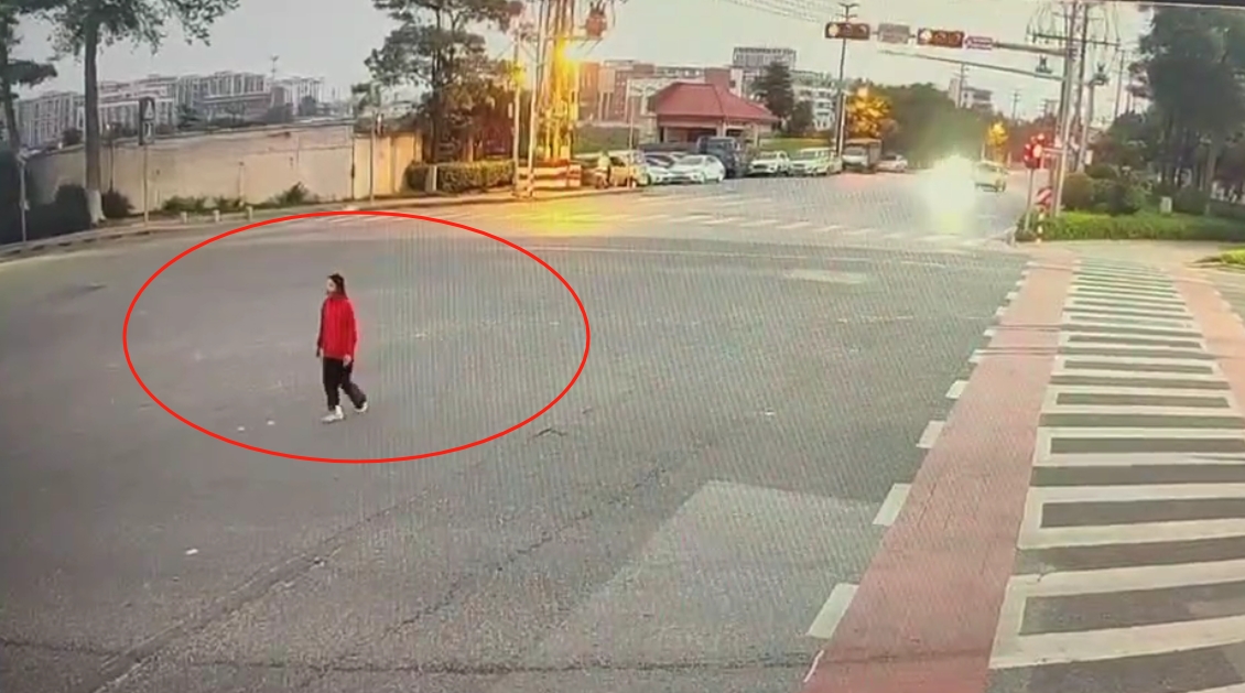 迷路老人蹲坐路边狮山民警帮找亲人