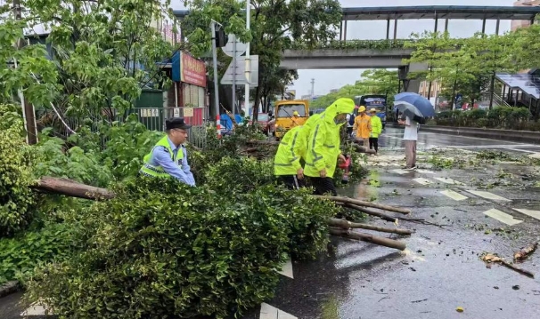 暴雨遇&ldquo;警&rdquo; 南海公安撑起&ldquo;安全伞&rdquo;