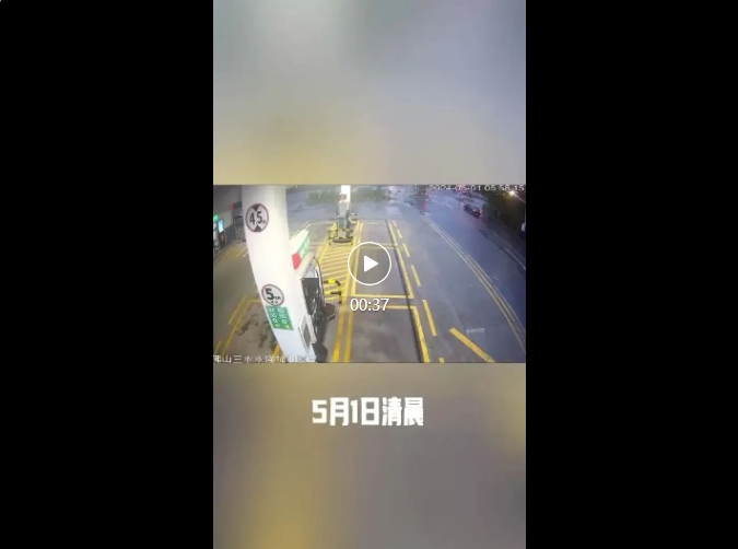 小车突发起火，加油站员工30秒惊险灭火！