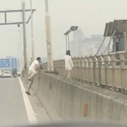 没有一个动作是多余的！顺德救护车司机机智救下轻生女子