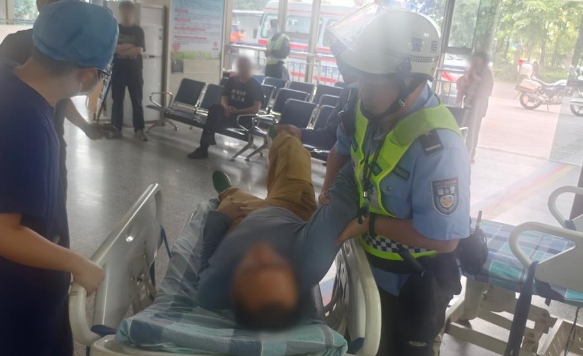 一男子在家灭蚊致中毒！南海交警8分钟护送就医