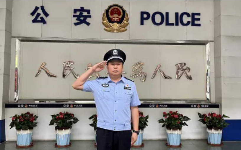 晨练发现有人落水，&ldquo;警&rdquo;急关头他跳入湖中&hellip;&hellip;
