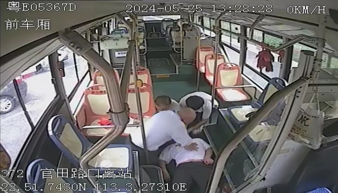 与&ldquo;死神&rdquo;赛跑！乘客晕倒心脏骤停，顺德公交司机助力救回一命