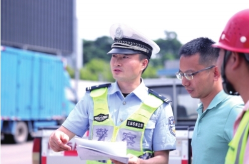 南海交警大队平洲中队副中队长魏功宏： 交警队伍的&ldquo;百科全书&rdquo;
