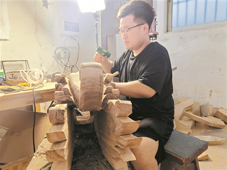 孤灯下，龙舟雕刻匠心独运