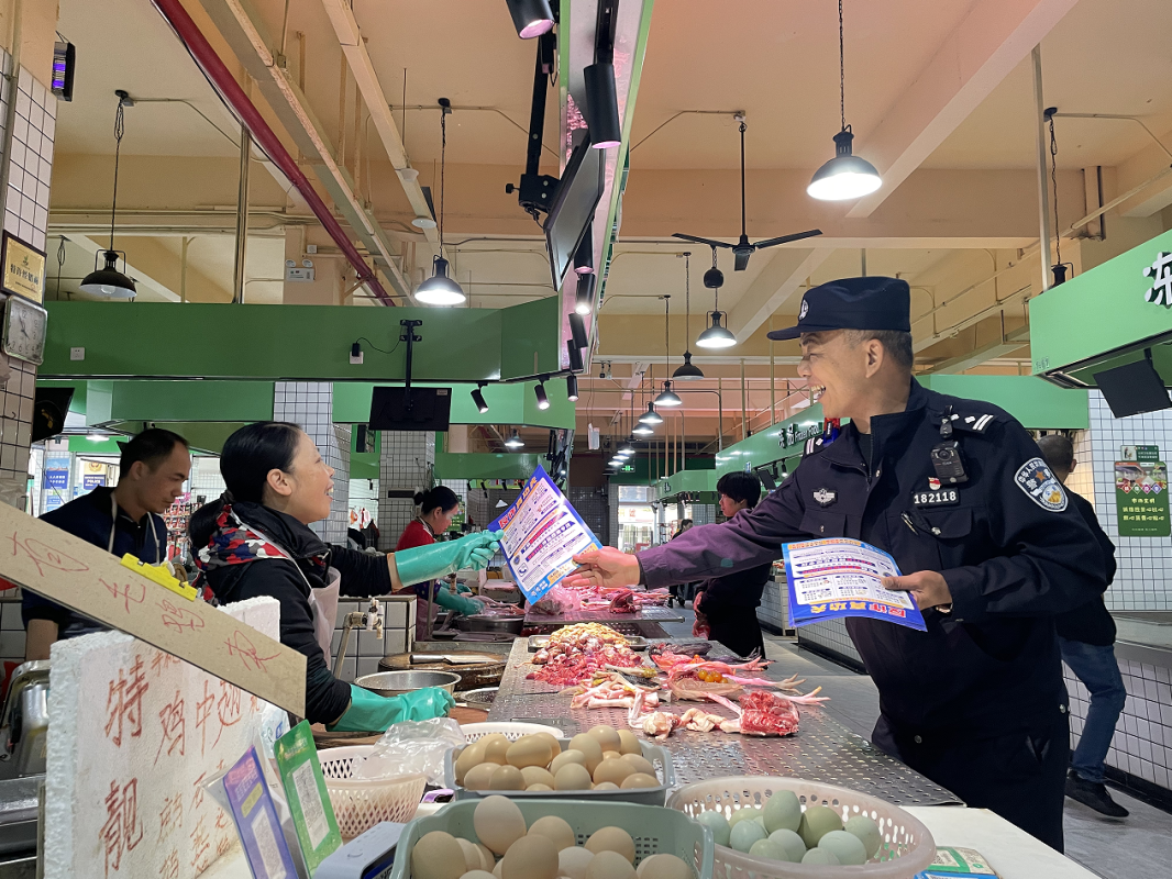 街坊都称赞！禅城这位社区民警扎根基层，心系群众丨佛山政法先锋