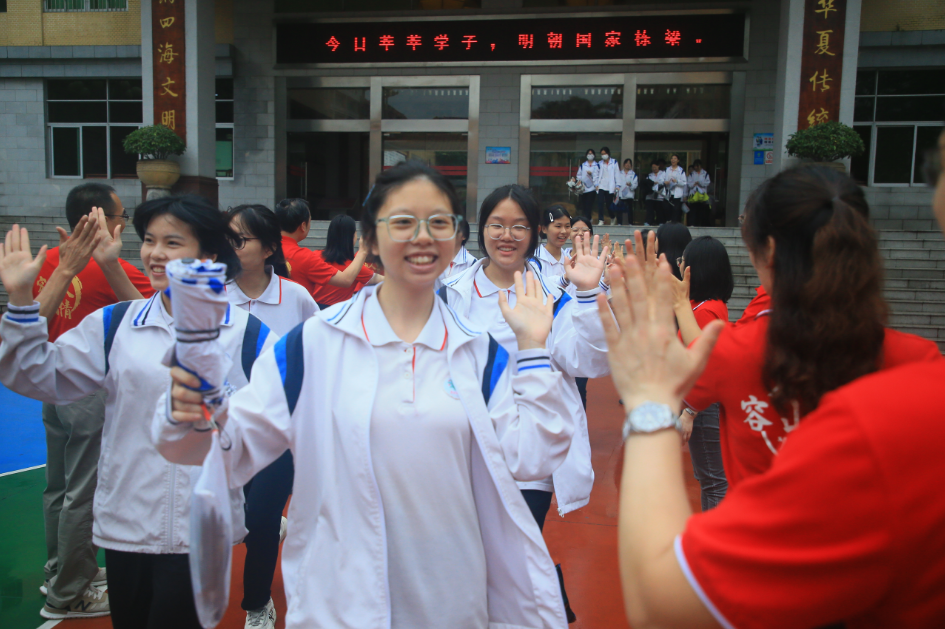 4.6万名佛山考生赴考逐梦！多图直击高考&ldquo;第一现场&rdquo;