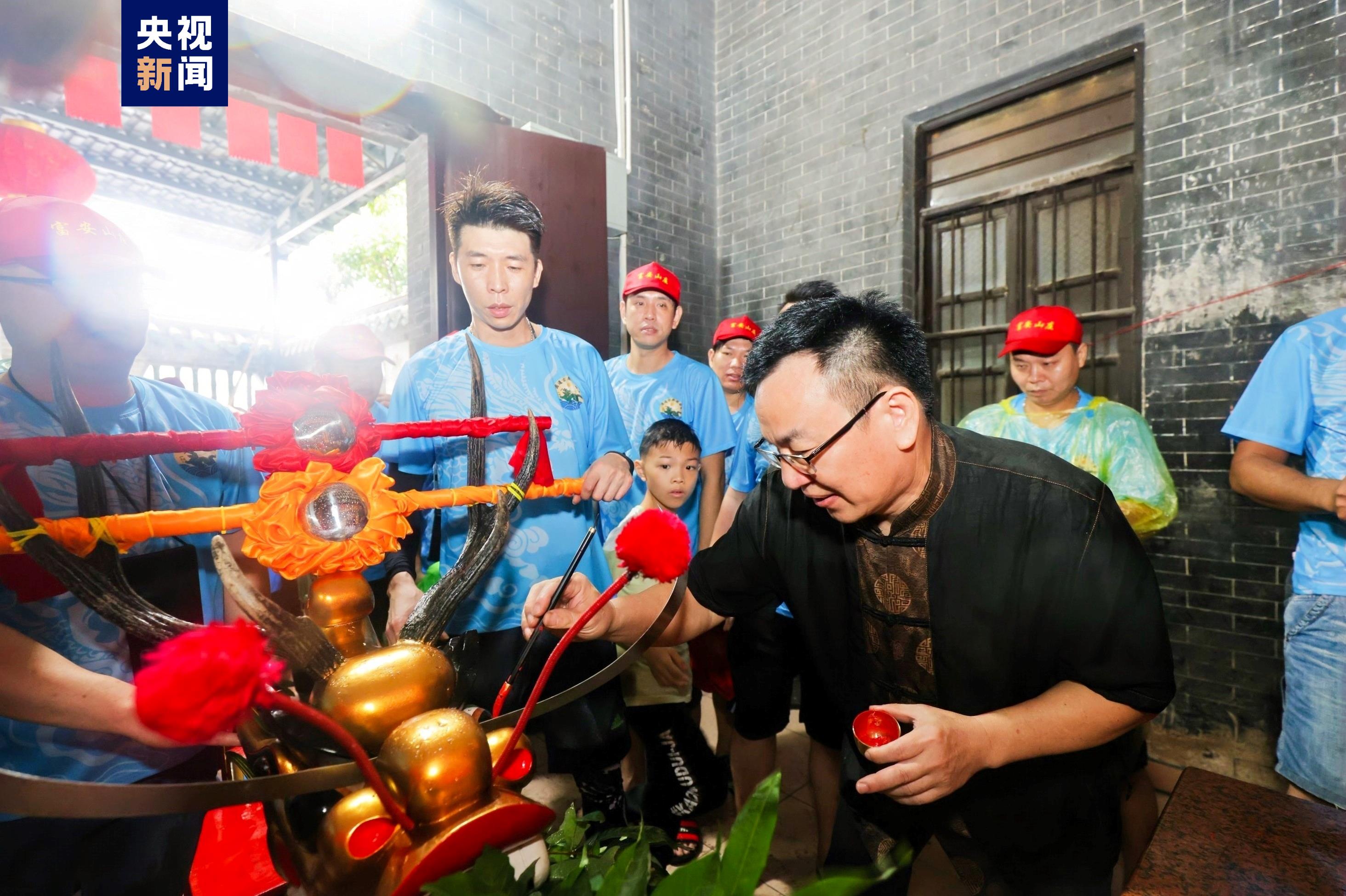 朱砂一点群龙活！广东龙眼村迎上百龙舟来点睛