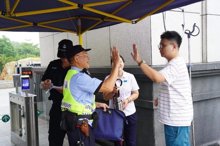 佛山南海59岁老民警连续25年&ldquo;参加&rdquo;高考 今年提前&ldquo;交卷&rdquo;