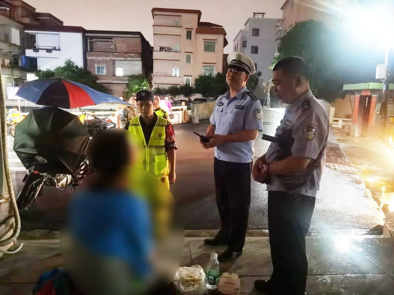 揪心！小车突然冲进河道，接下来的一幕&hellip;&hellip;