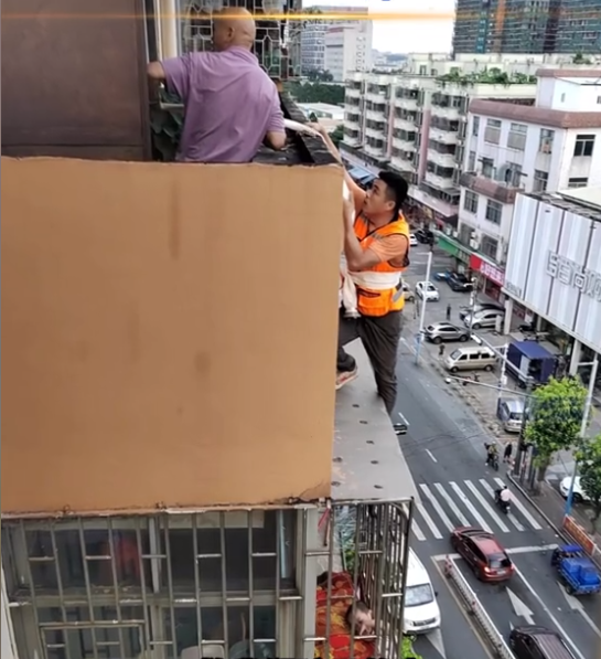 小孩脑袋被卡7楼防盗网，90后代驾司机化身&ldquo;蜘蛛侠&rdquo;托举救下