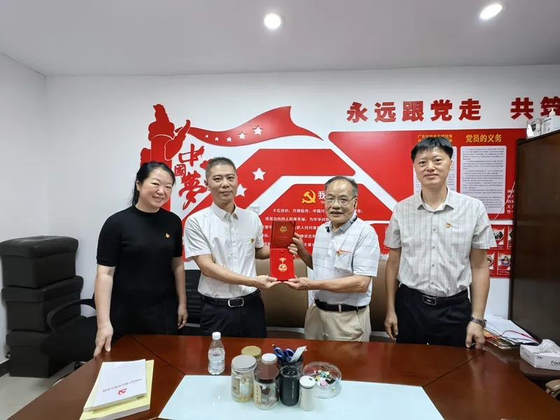 他们！&ldquo;光荣在党50年&rdquo;！