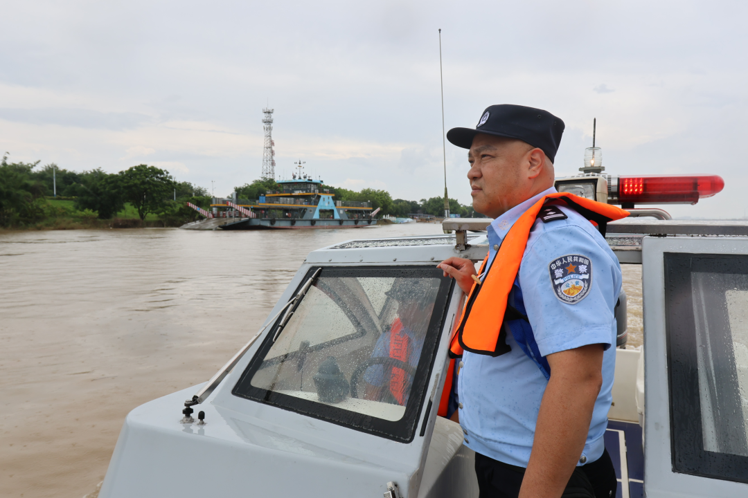 好飒！开快艇巡逻，这位&ldquo;村警&rdquo;不一般