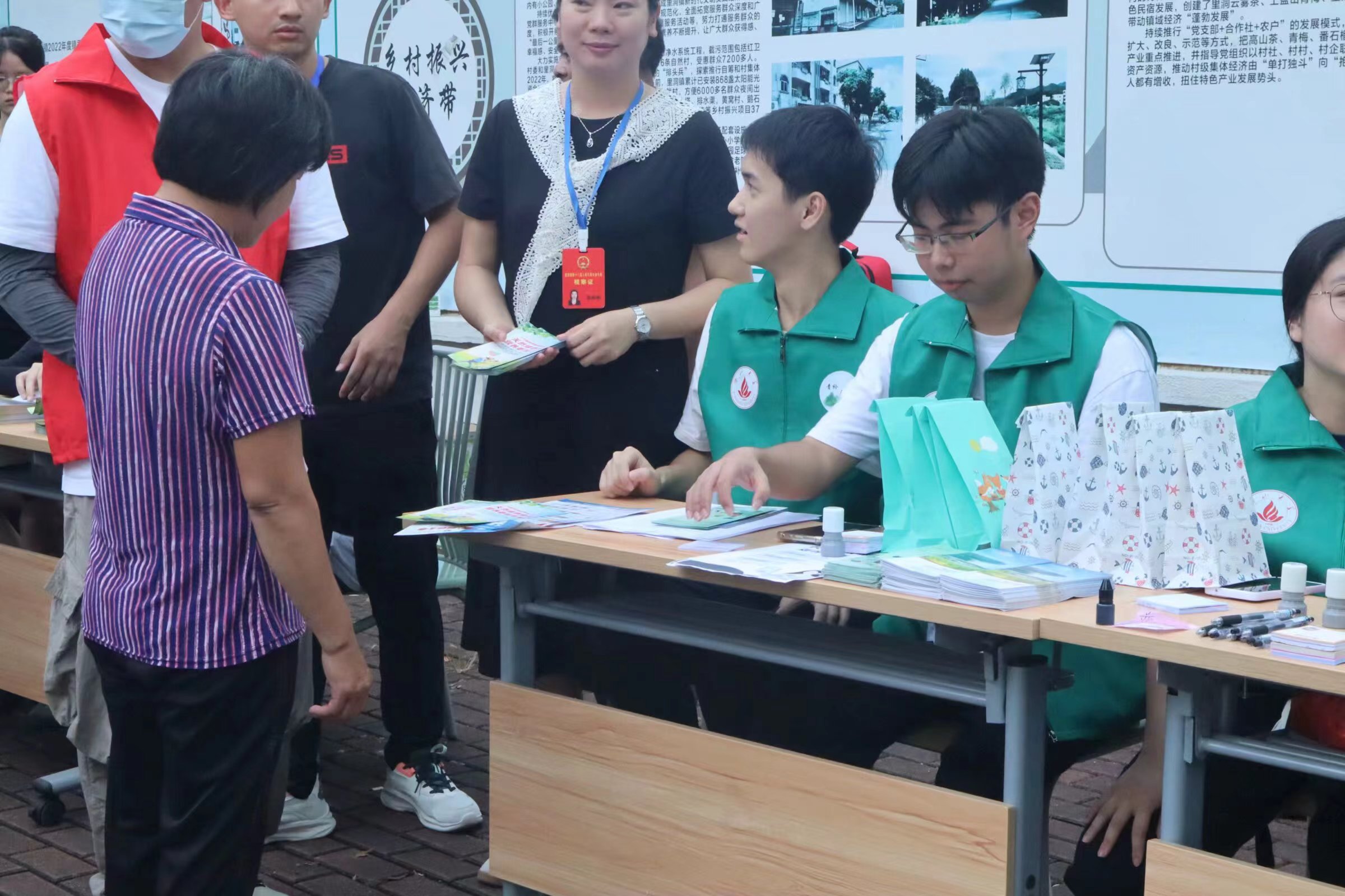 青衿致远队云浮行：线下推广国家资助政策，助力学子梦想启航