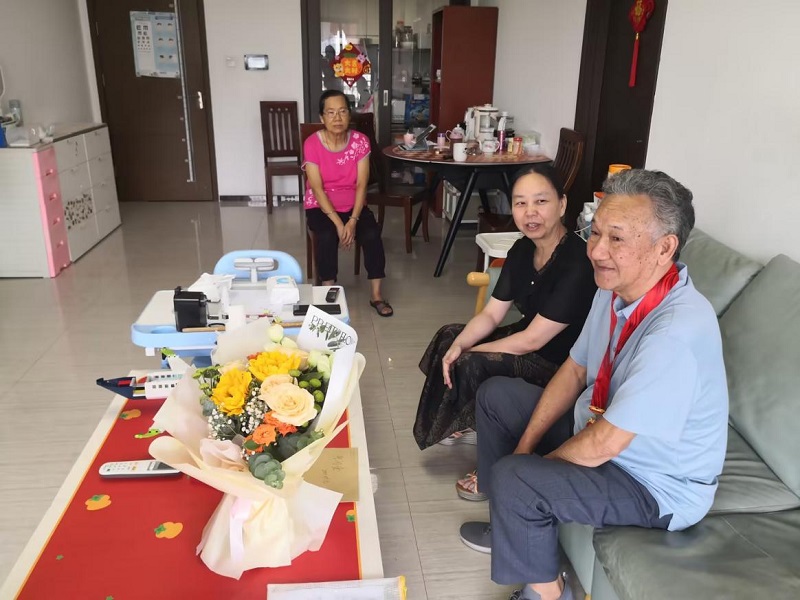 佛山开放大学为五十年党龄党员颁发&ldquo;光荣在党50年&rdquo;纪念章