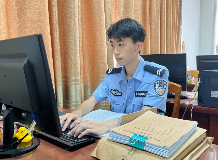 开心&ldquo;藏不住&rdquo;！00后新警火速破案获首面锦旗