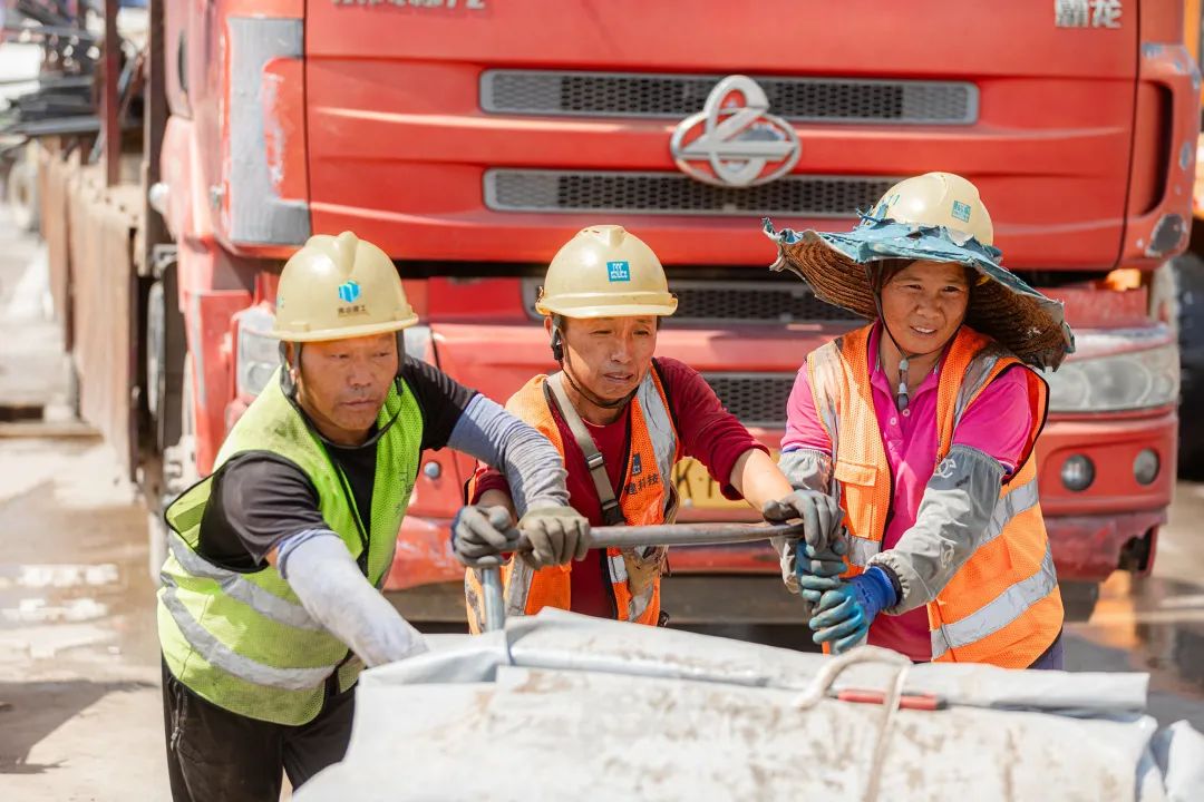 情系工人送清凉，高温慰问暖人心