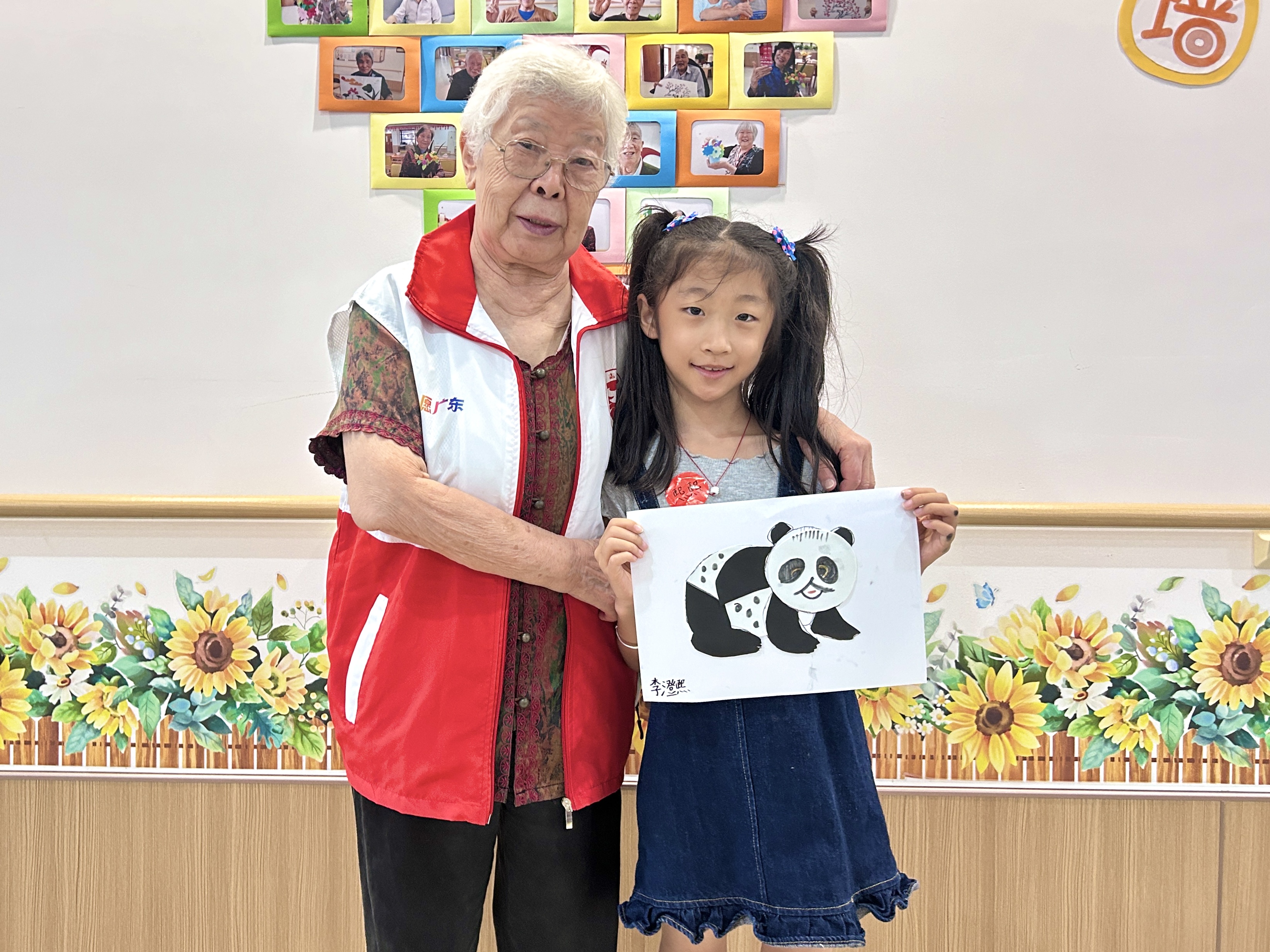 小朋友暑假日记：今天，我和颐养院&ldquo;爷爷&rdquo;&ldquo;奶奶&rdquo;一起编织手串珠子