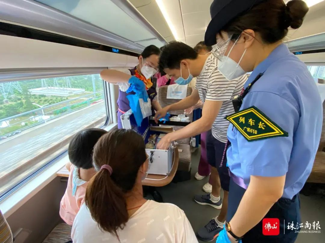 穿越6节车厢来施救！旅客突发急症，佛山这位医生再次出手