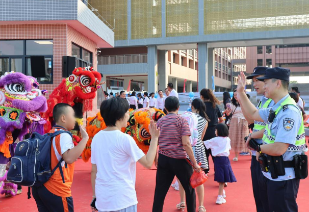 开学首日，南海公安千余名&ldquo;护学侠&rdquo;出动