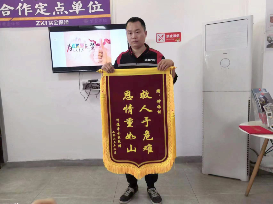 寒夜的水很冷，这位无名英雄的托举很&ldquo;燃&rdquo;！