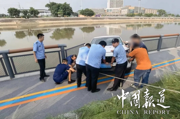 车辆倒车冲向河堤 还好遇到了他们