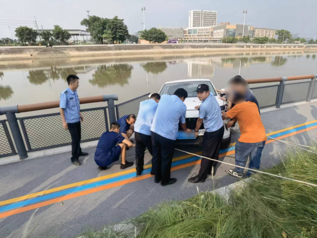 小车险些坠江，两人被困车上！&ldquo;别怕，相信我们！&rdquo;