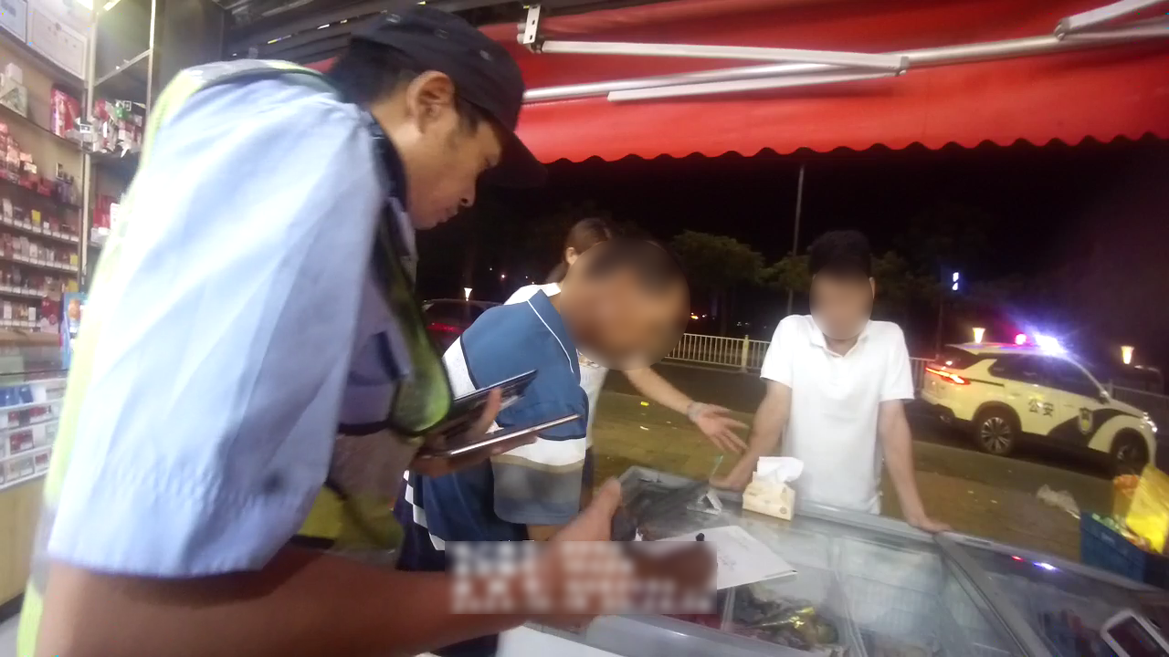 老人深夜&ldquo;荡失路&rdquo;！民警这波操作，给力又暖心！