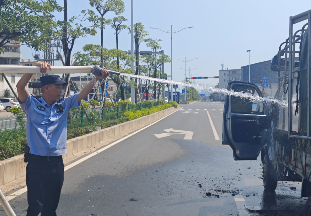 货车突发自燃！警辅灭火被熏成&ldquo;黑猫警长&rdquo;丨佛山政法先锋㊲