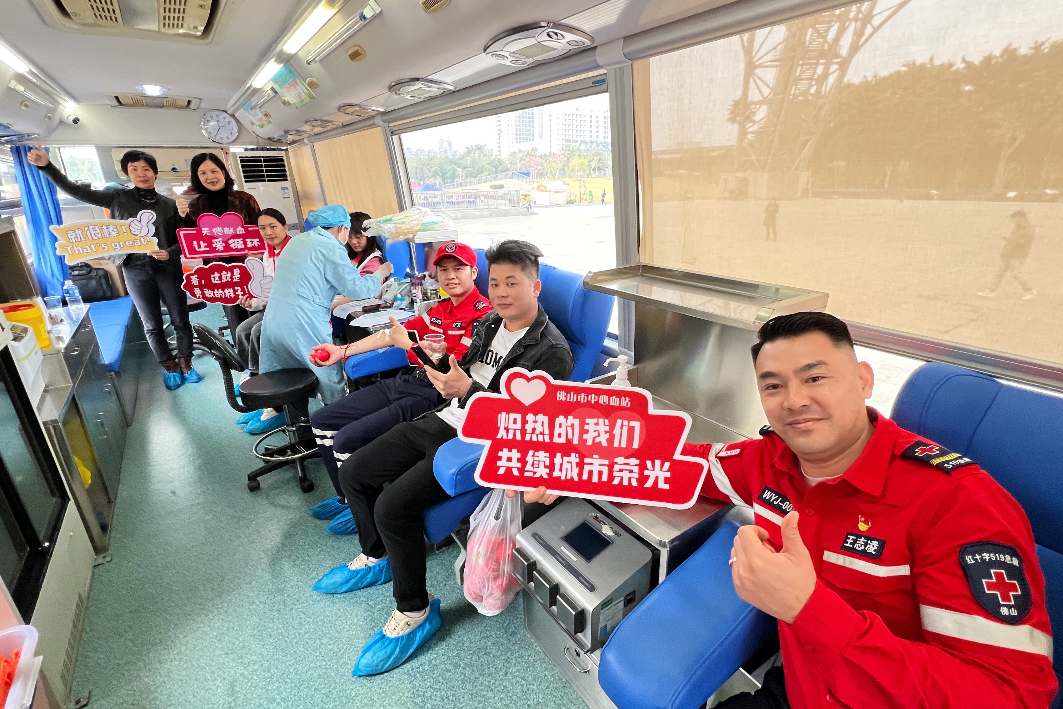 逛花市、献热血，为爱挽袖叩响新年大门