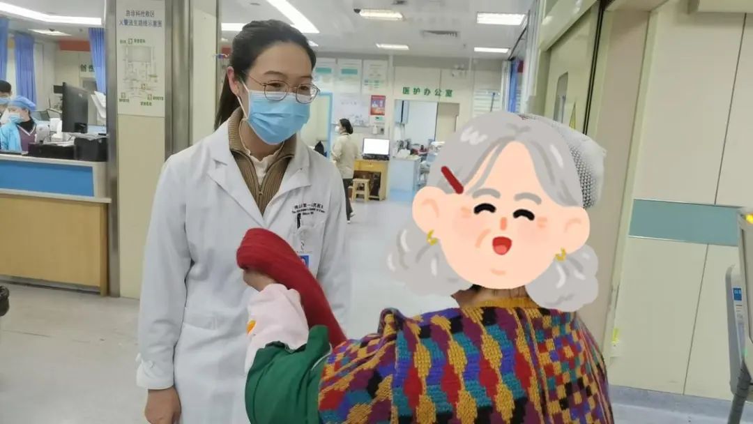 七旬老人地铁扶梯上晕倒受伤，幸好有她在！