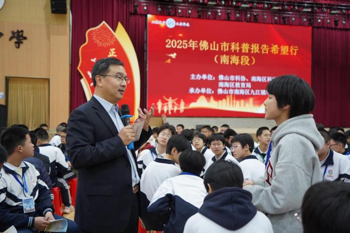 大手拉小手筑梦科学殿堂