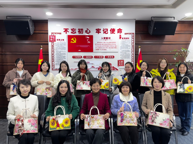 巧手绘春意 匠心绽芳华