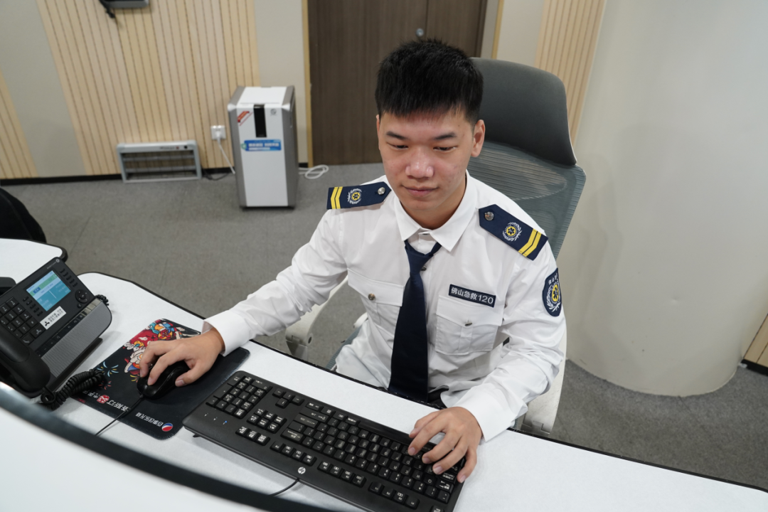 踢球晕倒！&ldquo;心肺复苏+AED&rdquo;硬核急救组合，拉回生命线！