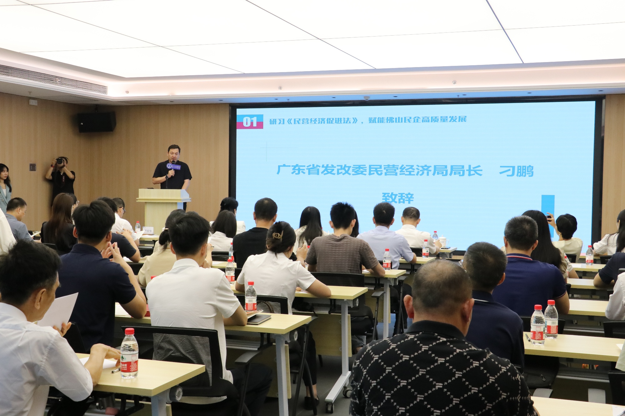 民营经济促进法学习进商会、进企业活动举行