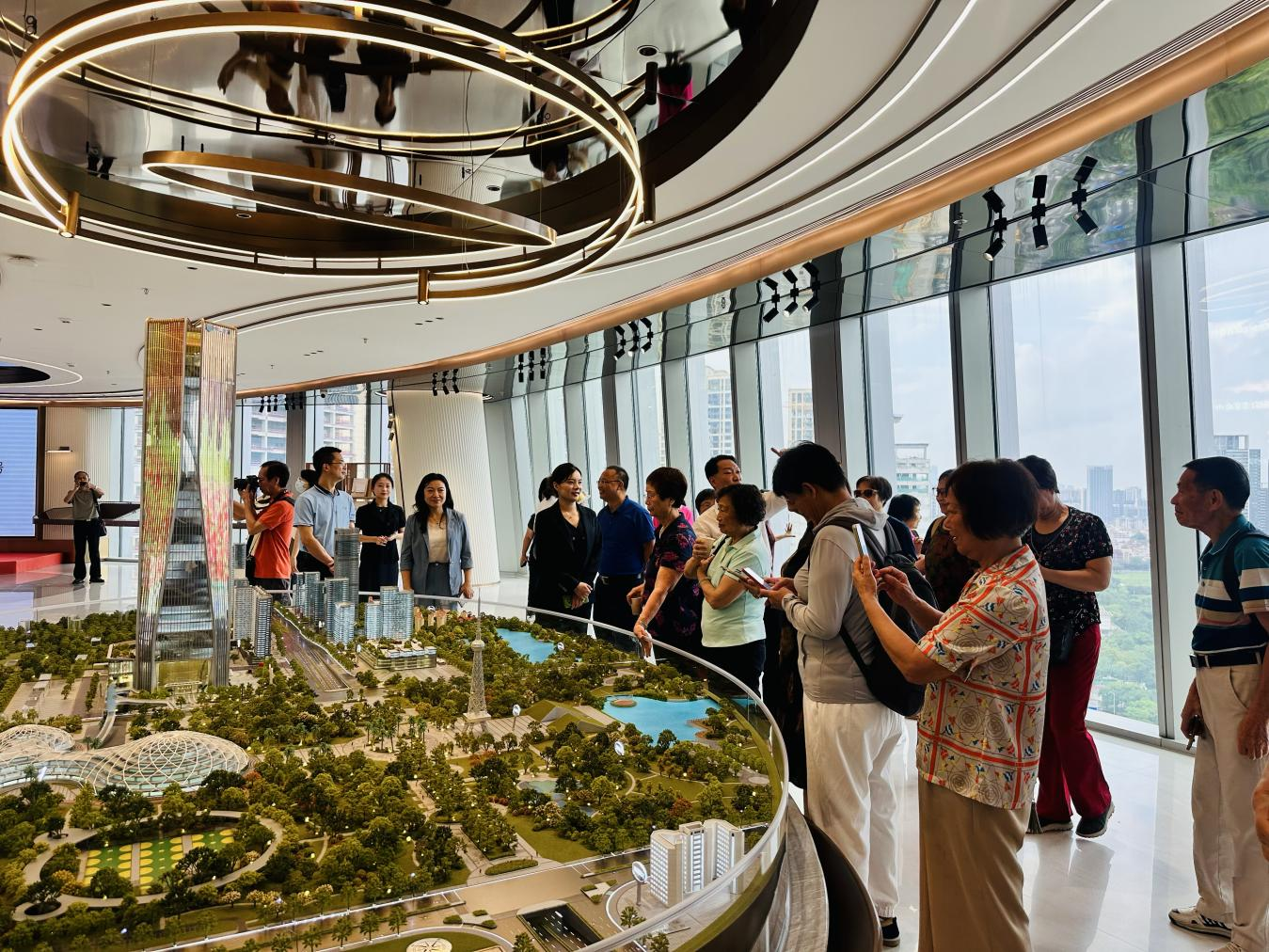 【学回信精神 助改革发展】 佛山市组织老同志开展城市建设成就实地考察活动