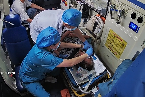 老人摔倒后昏迷，幸好有她识别&rdquo;假呼吸&ldquo;救回一命！