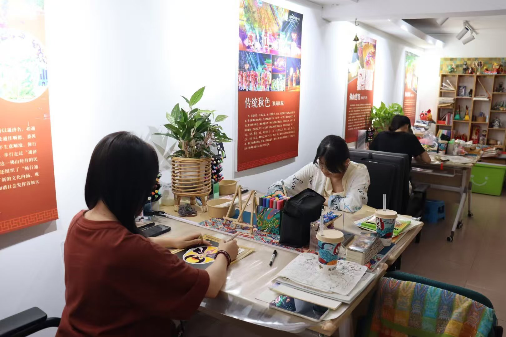 南国红豆实践团 | 共绘粤剧脸谱，共谱非遗新章