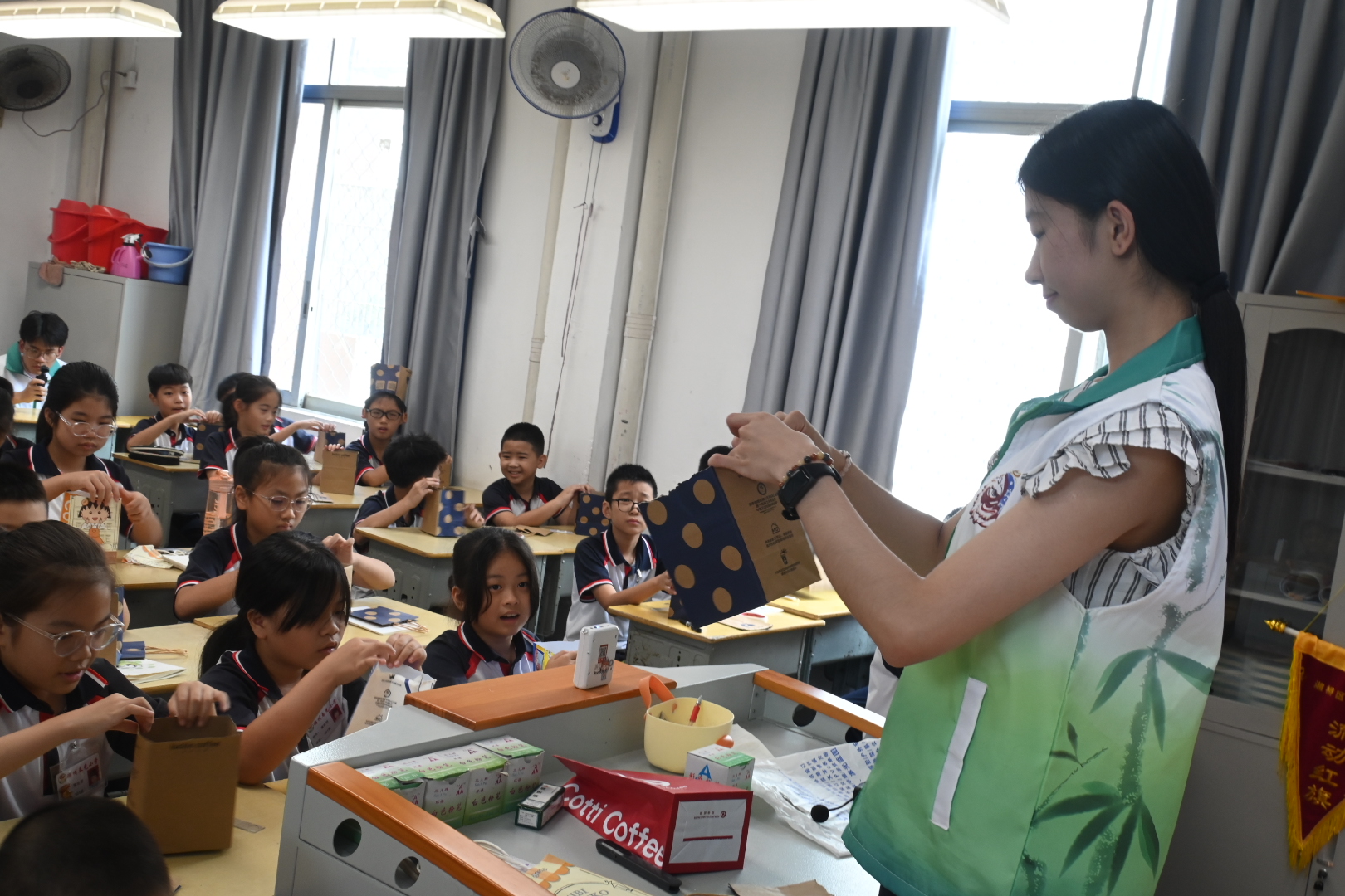 佛山大学法学院&ldquo;法润凤城&rdquo;实践队|手工课堂：学习绿美环保，纸袋变身新创意