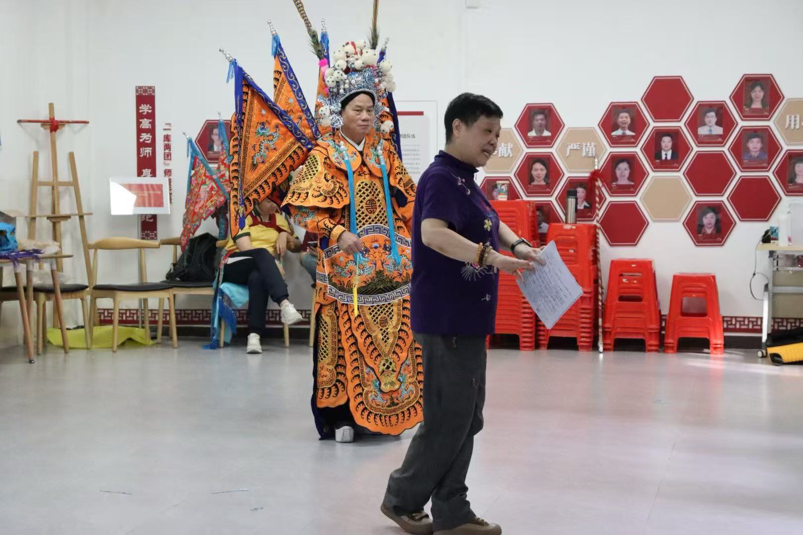 南国红豆实践团｜红豆绘彩传粤韵，师匠亲授续芳华