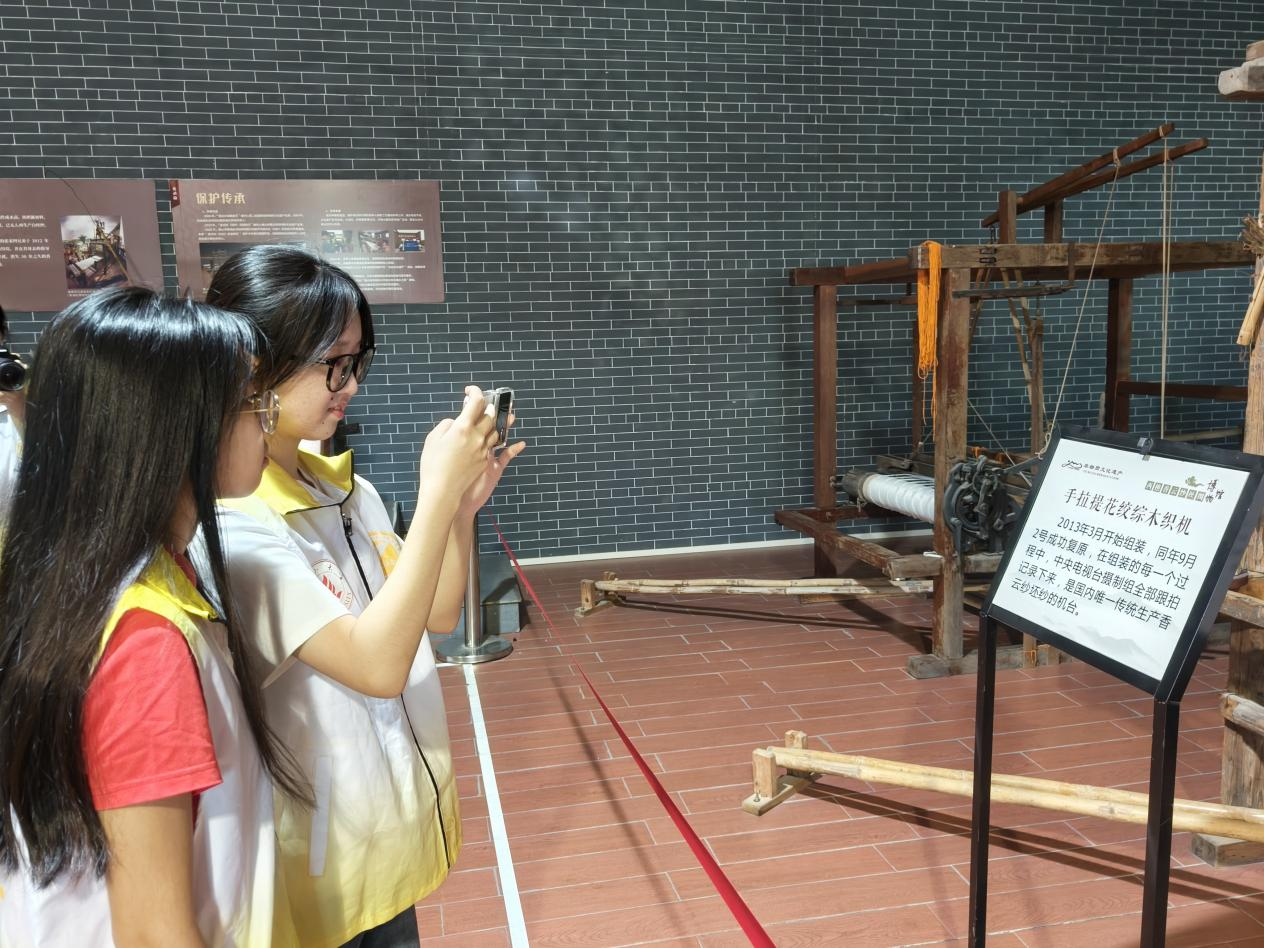 佛山大学十八夏乡实践队探访香云纱博物馆：解码千年织造的文化密码