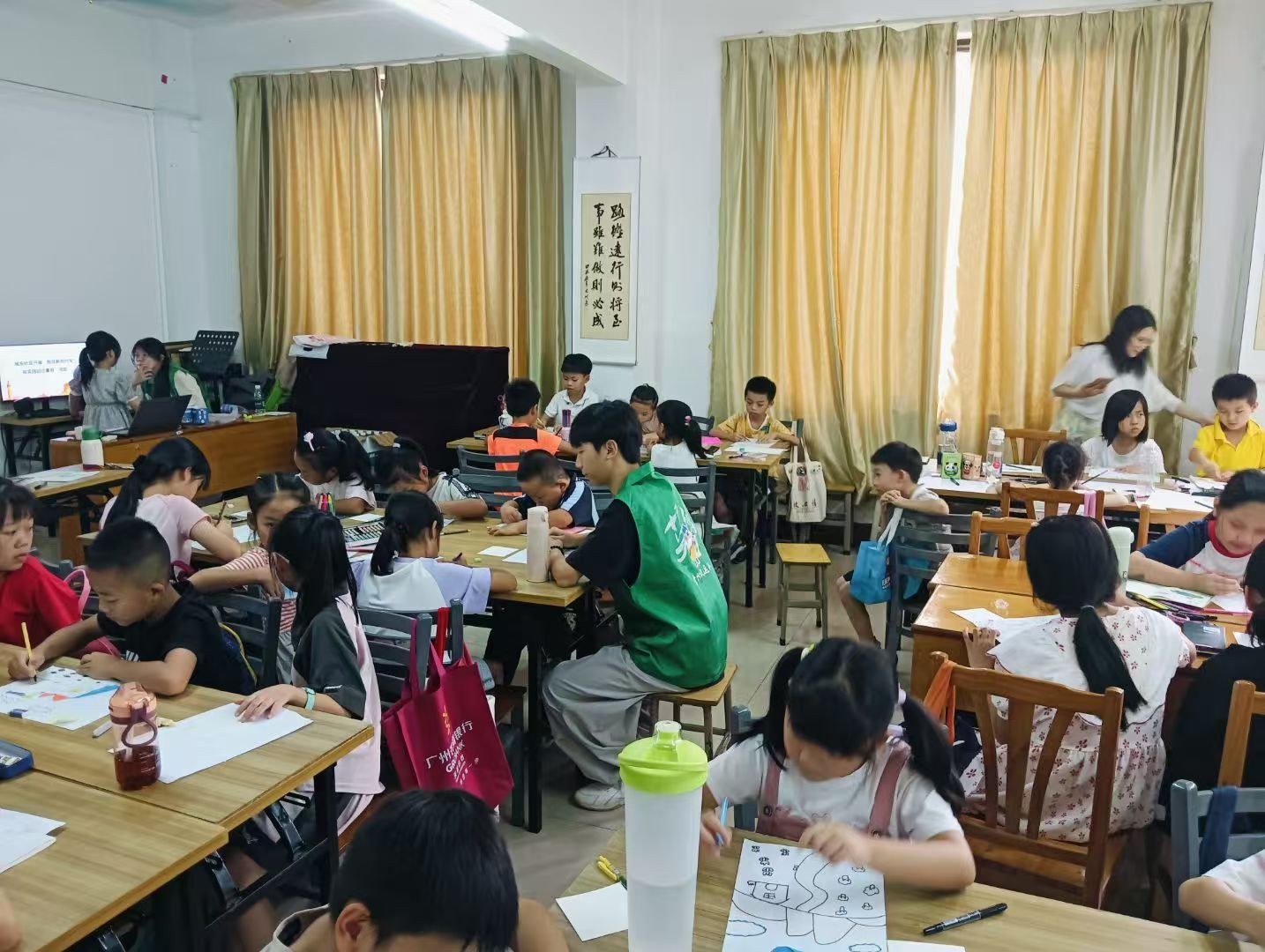 佛山大学青衿致远服务队：星光课堂暖童心，三下乡行动显担当