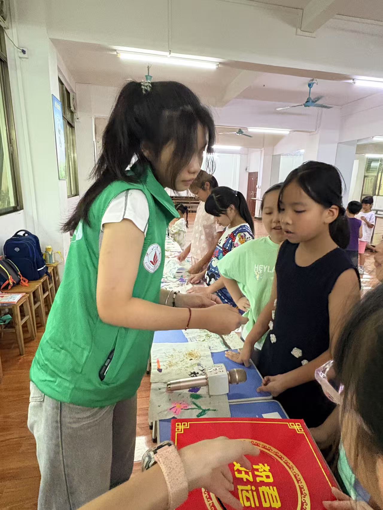 《绿趣传知识，彩绘美童心》