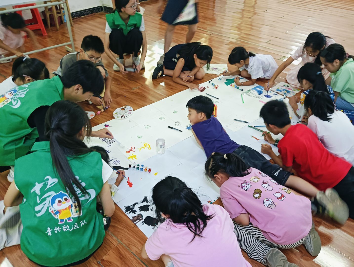 绿美摊位游戏互动：青衿致远实践团以趣味传递生态理念