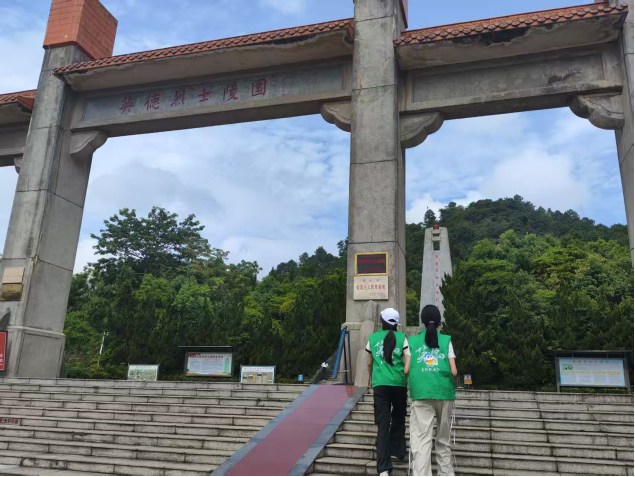 瞻陵园英迹 承先烈精神