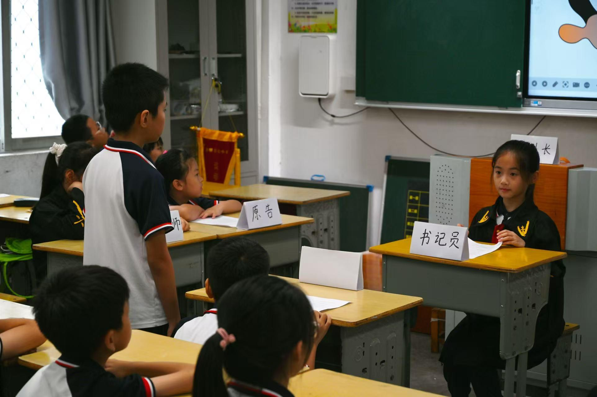 佛山大学法学院法润凤城实践队|模拟法庭进课堂，法治教育润童心