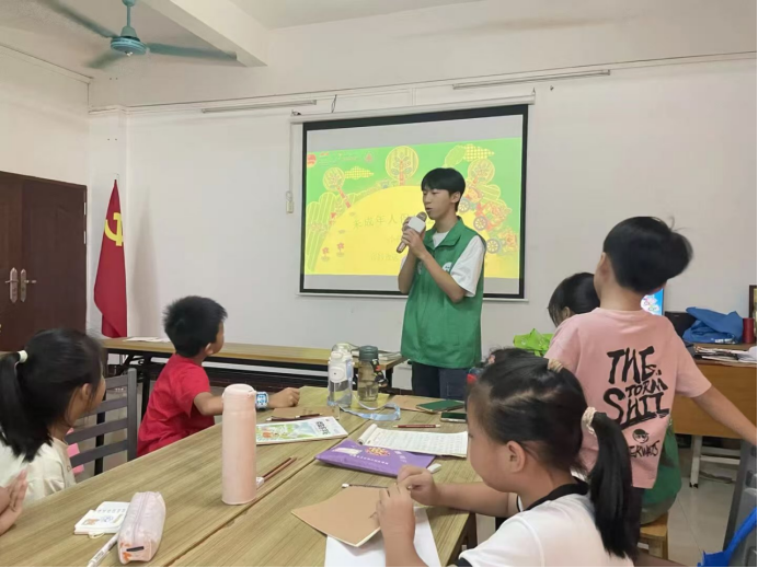 佛大青衿致远实践队开展普法义教课堂