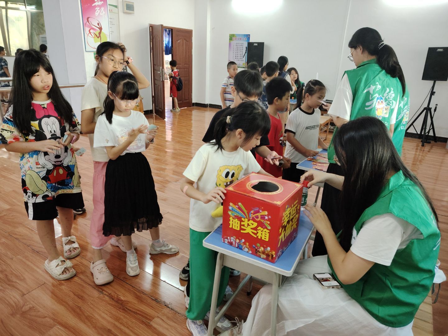 佛山大学青矜致远实践队：普法摆摊，点亮童心法治梦