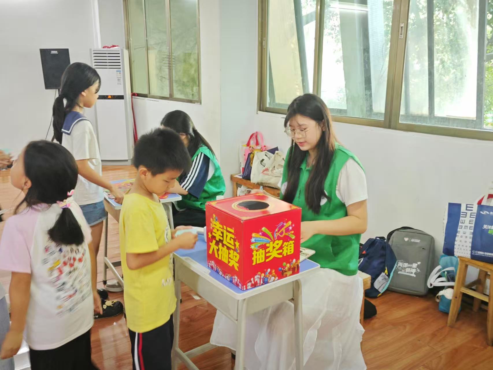 普法游园会，法治润童心