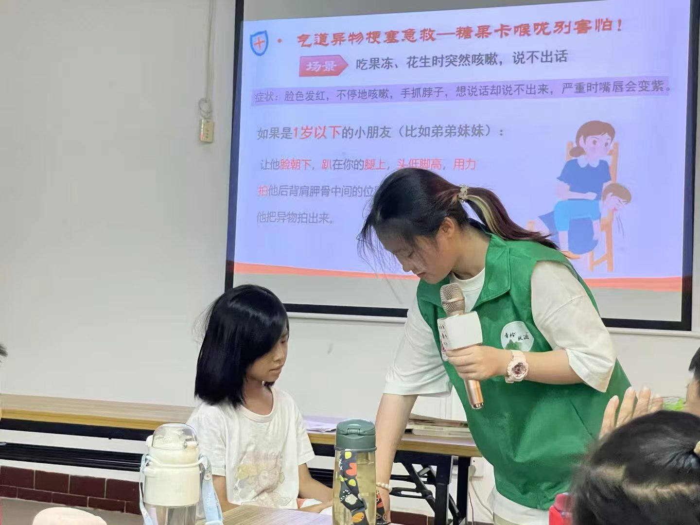 急救知识进社区 佛山大学学子开展生命安全实践课